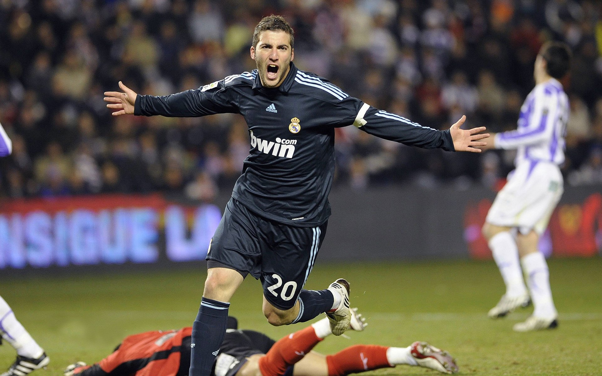 球迷文化：英超各队球迷助威口号与传统，英超球场赞助待开发,仅六队拿下主场冠名